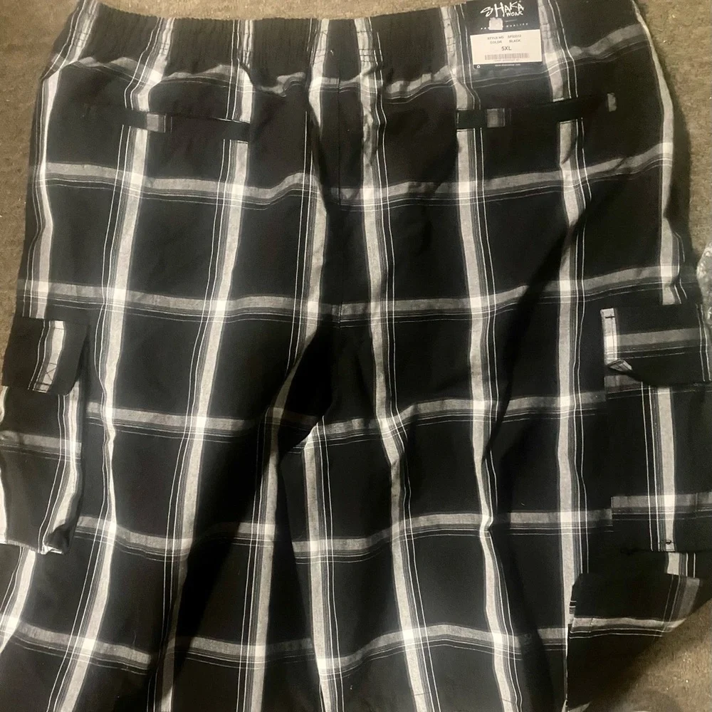NWT…Mens shorts in size 5x….black and white shorts made by Shaka Wear - Picture 5 of 5